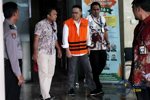 Direktur Utama PT Melati Technofo Indonesia Fahmi Darmawansyah (tengah) mengenakan rompi tahanan saat meninggalkan gedung KPK, Jakarta, Jumat (23/12).