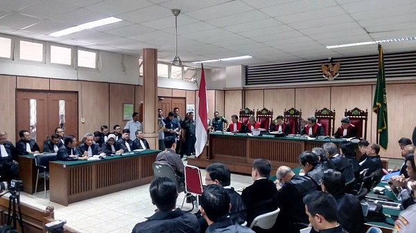 Majelis hakim menolak eksepsi Ahok dan tim penasihat hukumnya. Foto: CR-21