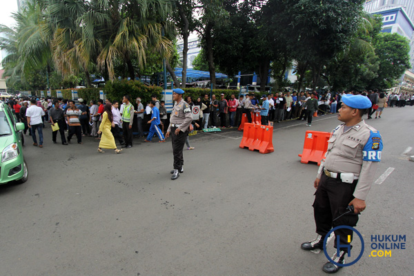 Antrean warga yang akan mengurus surat-surat kendaraan serta membayar pajak kendaraan di Samsat Polda Metro Jaya, Jakarta, Kamis (5/1).