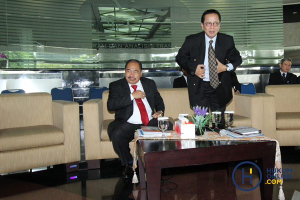  Kepala PPATK Kiagus Ahmad Badaruddin (kiri) bersama dengan Wakil Kepala PPATK Dian Ediana Rae (kanan) saat memberikan pemaparan mengenai prioritas kerja di tahun 2017, di Jakarta, Senin (9/1).