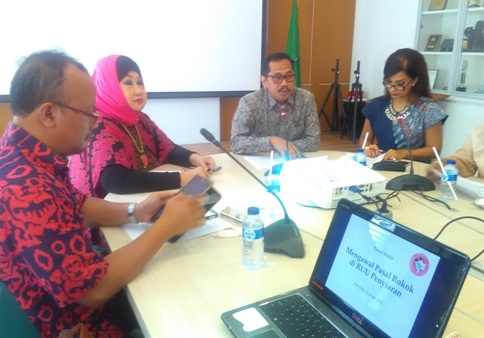 Tulus Abadi (kirik), dan Muhammad Jono (ketiga dari kiri) saat diskusi RUU Penyiaran di Jakarta, Kamis (12/1). Foto: ADY