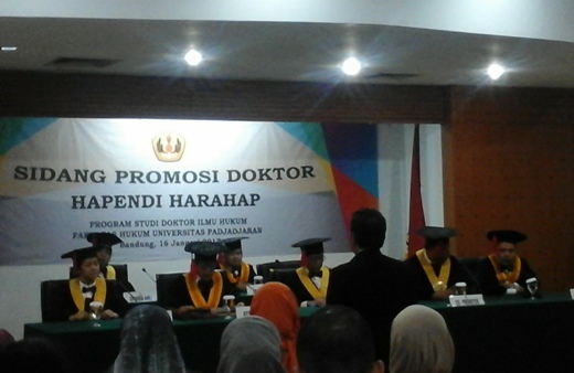 Suasana ujian promosi doktor ilmu hukum Hapendi Harahap di Unpad, Senin (16/1). Foto: MYS