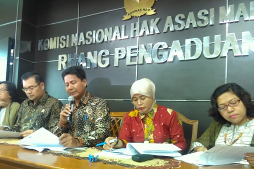 Komisioner dan pejabat Komnas HAM memberikan keterangan pers mengenai pemantauan terhadap sejumlah RUU Prolegnas 2017. Foto: ADY