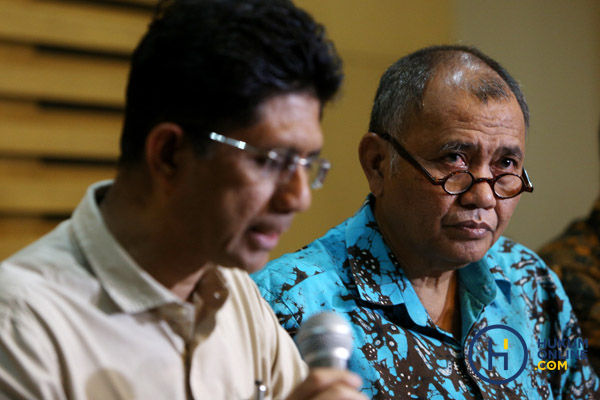 Laode M Syarif (kiri) dan Agus Raharjo (kanan) saat konferensi pers penetapan tersangka Emirsyah Satar. Foto: RES