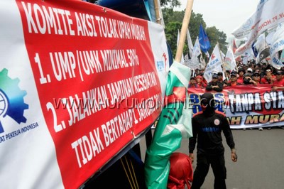 Demo buruh di Jakarta menuntut upah. Foto: HOL