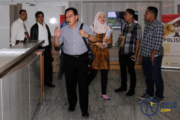 Mantan Ketua KPK Antasari Azhar meninggalkan gedung Ditreskrimsus, Polda Metro Jaya, Jakarta, Rabu (1/2).