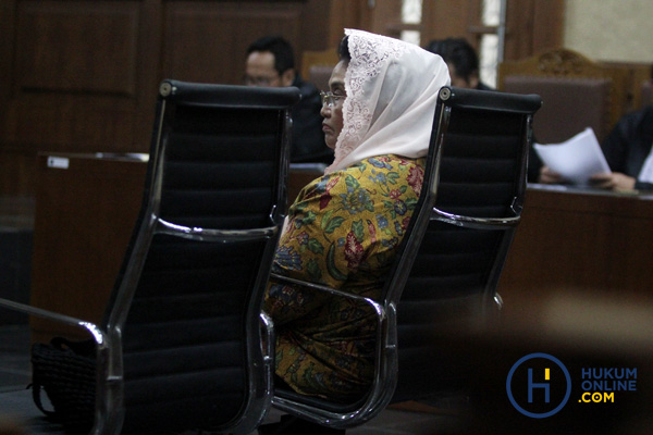 Mantan Menteri Kesehatan Siti Fadilah Supari menjalani sidang perdana di Pengadilan Tindak Pidana Korupsi (Tipikor), di Jakarta, Senin (6/2).