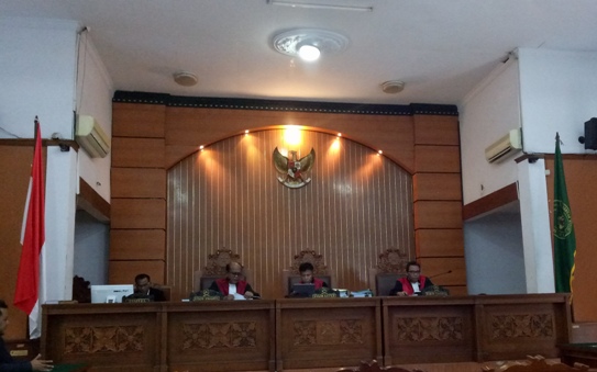 Majelis hakim yang menjatuhkan hukuman kepada PT WAJ di PN Jakarta Selatan akibat kasus kebakaran hutan di SUmatera Selatan. Foto: HAG