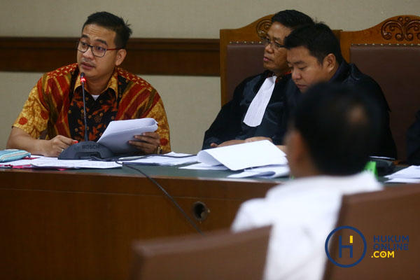 Brotoseno yang telah didakwa menerima suap Rp1,9 miliar untuk memperlambat pemeriksaan terkait kasus korupsi cetak sawah di Ketapang, Kalimantan Barat.