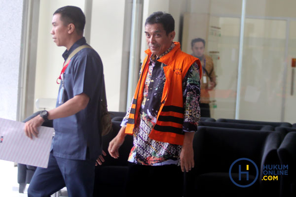 Tersangka Wali Kota Madiun Bambang Irianto, usai menjalani pemeriksaan di Gedung KPK, Jakarta, Rabu (8/2).