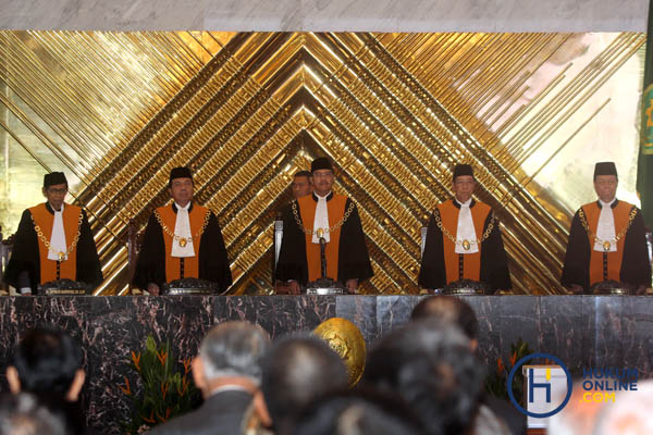 Suasana sejumlah hakim agung menghadiri sidang pemilihan Ketua Mahkamah Agung di gedung MA, Jakarta, Selasa (14/2). 