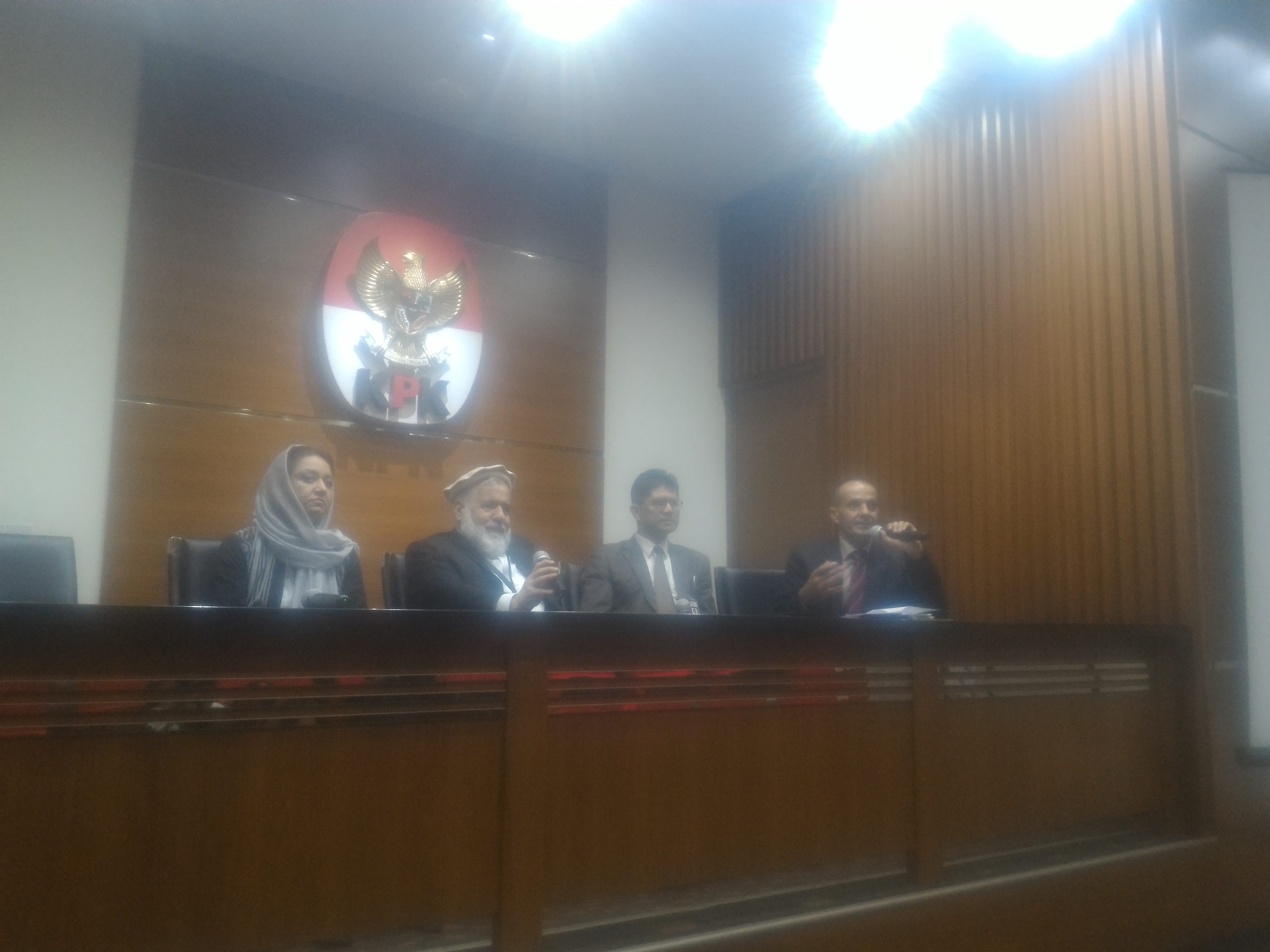 Menteri Kehakiman Afganistan (kedua dari kiri) bersama Duta Besar Afganistan untuk Indonesia (paling kiri) dan Wakil Ketua KPK menggelar konferensi pers di KPK, Rabu (8/3). Foto : NOV