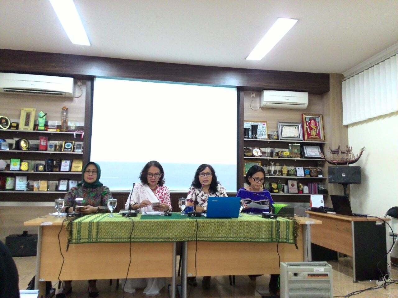 Konferensi Pers di Kantor Komnas Perempuan Soal RUU Pertembakauan, Kamis (9/3). Foto : RFQ 