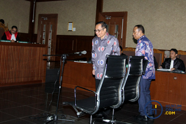 Irman dan Sugiharto masing-masing divonis 7 tahun dan 5 tahun penjara karena dinilai terbukti melakukan korupsi dalam pengadaan Kartu Tanda Penduduk berbasis elektronik (e-KTP).