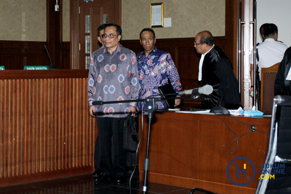Terdakwa Direktur Pengelola Informasi Administrasi Kependudukan Dukcapil Kemendagri Sugiharto dan Mantan Dirjen Dukcapil Kemendagri Irman menghadapi sidang perdana kasus e-KTP di Pengadilan Tipikor, Jakarta, Kamis (9/3).