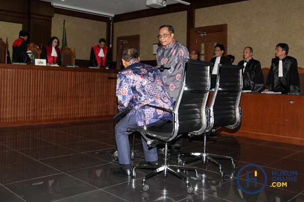  Irman dan Sugiharto masing-masing divonis 7 tahun dan 5 tahun penjara karena dinilai terbukti melakukan korupsi dalam pengadaan Kartu Tanda Penduduk berbasis elektronik (e-KTP). Foto: RES