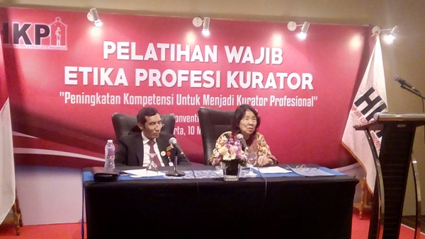 Elijana Tansah (kanan), sesepuh hakim niaga, dalam sesi Pelatihan Wajib Kode Etik Kurator yang diselenggarakan HKPI di Jakarta. Foto: EDWIN