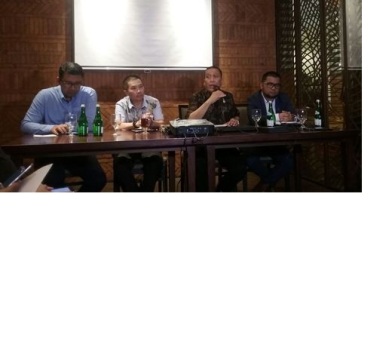 Dari kiri ke kanan Ketua Harian Kick Andy Foundation Ali Sadikin; Wakil Ketua DPP Apindo Tutum Rahanta; Direktur Alfamart Solihin; dan Adria Cahyadi selaku pengacara ALfamart dalam konpres di Jakarta (18/3). Foto: Koleksi Alfamart