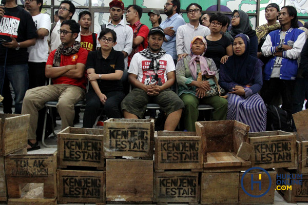 Peserta aksi tolak semen Kendeng menggelar konferensi pers di gedung Lembaga Bantuan Hukum (LBH), Jakarta, Selasa (21/3). 