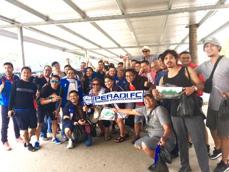 Sebagian anggota dan offfisial PERADI FC sebelum bertolak ke Hanoi. Foto: NEE