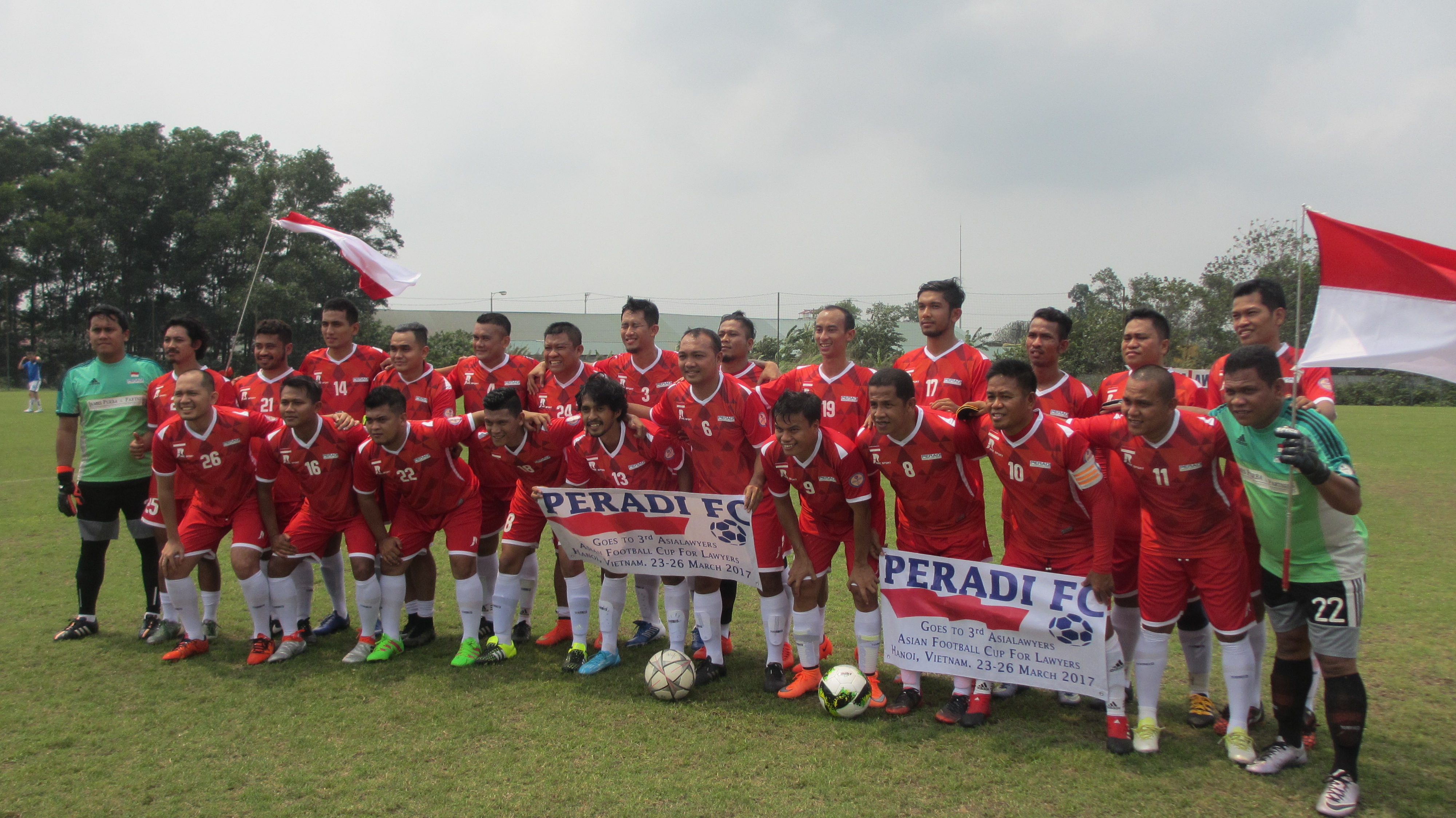 Tim Sepakbola PERADI FC Saat Akan Bertanding dengan Shenzhen Lawyers FC asal Tiongkok di Hanoi, Vietnam, Jum'at (24/3). Foto: NEE