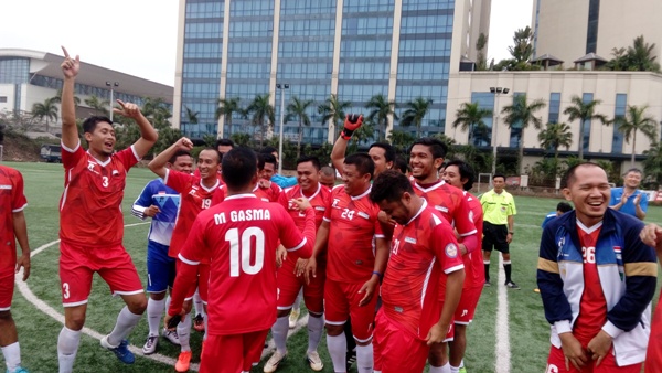 Para pemain PERADI FC usai memasukkan gol ke gawang tim advokat Tiongkok. Foto: EDWIN