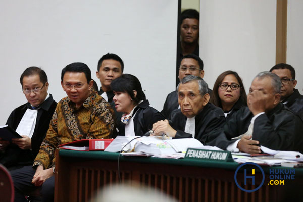 Ahok dan tim pengacaranya di ruang sidang PN Jakarta Utara yang bersidang di auditorium Kementerian Pertanian, beberapa waktu lalu. Foto: POOL
