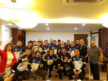 Para pemain, official dan supporter PERADI FC. Foto: EDWIN