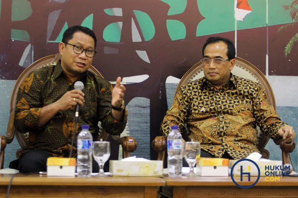 Anggota Komisi V DPR Fary Djemi Francis (kiri) dan Menteri Perhubungan Budi Karya Sumadi (kanan) dalam diskusi mengenai transportasi daring, Selasa (04/4). Foto: RES