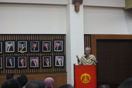 Erry Riyana Hardjapamekas saat menyampaikan orasi ilmiah di depan civitas akademika Universitas Indonesia, Jum'at (31/3). Foto: MYS