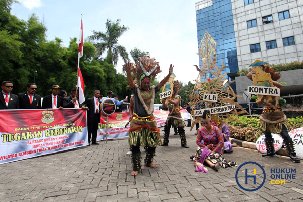 Sejumlah massa yang tergabung dalam Aliansi Indonesia menggelar aksi budaya di kantor Kementerian Lingkungan Hidup dan Kehutanan (KLHK) di Jakarta, Kamis (6/4).