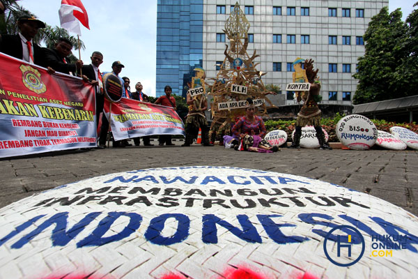Sejumlah massa yang tergabung dalam Aliansi Indonesia menggelar aksi budaya di kantor Kementerian Lingkungan Hidup dan Kehutanan (KLHK) di Jakarta, Kamis (6/4).