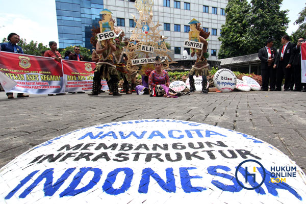 Sejumlah massa yang tergabung dalam Aliansi Indonesia menggelar aksi budaya di kantor Kementerian Lingkungan Hidup dan Kehutanan (KLHK) di Jakarta, Kamis (6/4). Foto (ilustrasI)