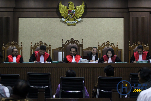 Sidang lanjutan e-KTP menghadirkan beberapa saksi, salah satunya Direktur Penanganan Permasalahan Hukum Lembaga Kebijakan Pengadaan Barang/ Jasa Pemerintah (LKPP) Setya Budi Arijanta di Pengadilan Tipikor Jakarta, Selasa (17/4). Foto: RES