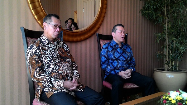 Direktur  Utama Bank Muamalat, Endy Abdurrahman (kiri) dan Direktur Bisnis Korporasi Bank Muamalat, Indra Y. Sugiarto (kanan) saat berbincang dengan wartawan di Hotel JW Marriot Jakarta Senin (10/4).  Foto: NNP