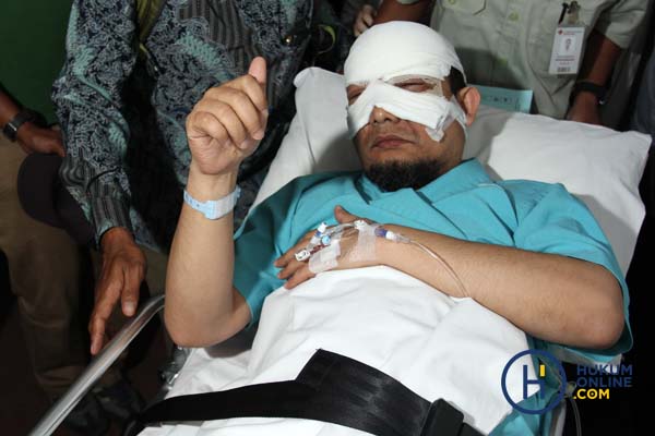 Penyidik KPK Novel Baswedan tiba untuk menjalani perawatan di RS Jakarta Eye Center, Jakarta, Selasa (11/4).