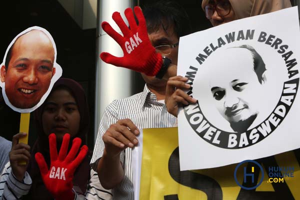 Aksi koalisi masyarakat sipil anti korupsi memberikan dukungan untuk penyidik KPK Novel Baswedan serta KPK secara lembaga di Jakarta, Selasa (11/4).