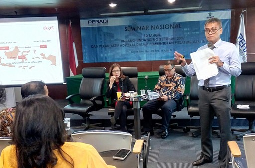 Seminar 10 Tahun UU Penanaman Modal di kantor DPN Peradi Slipi Jakarta, Selasa (11/4). Foto: EDWIN
