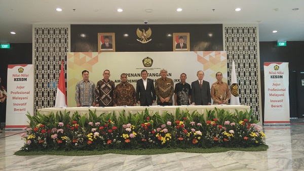 Keteranagan: Menteri ESDM Ignasius Jonan, Dirjen Minerba Gatot Bambang, bersama sejumlah Direksi Perusahaan Tambang sesaat setelah menandatangani Amandemen KK dan PKP2B. Foto: DAN