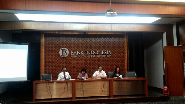 Direktur Perizinan dan Pengawasan Sistem Pembayaran Bank Indonesia, Ida Nuryanti (Paling Kanan), Direktur Tindak Pidana Rkonomi Khusus Mabes Polri, Agung Setya (tengah), Kepala Departemen Kebijakan dan Pengawasan Sistem Pembayaran Bank Indonesia, Eni V. Panggabean (kiri). Foto: NNP