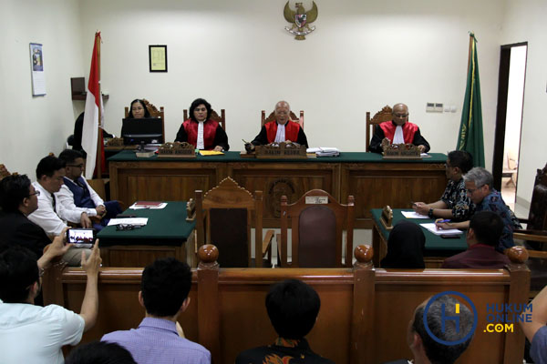 Suasana sidang pembacaan putusan kasus keberatan yang diajukan oleh Alfamart terhadap putusan Komisi Informasi Pusat (KIP) di Pengadilan Negeri Tangerang, Selasa (18/4). 