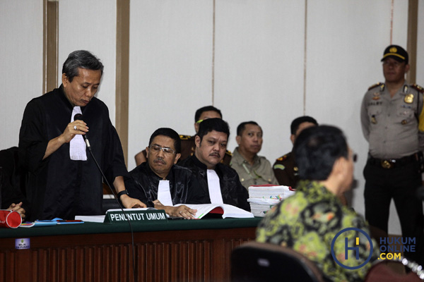 Ahok saat dituntut hukuman penjara selama 1 tahun dengan masa percobaan 2 tahun. Gubernur DKI Jakarta itu dinilai jaksa terbukti melakukan penodaan agama Islam.