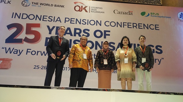 Wakil Ketua Dewan Komisioner OJK, Rahmat Waluyanto (kedua dari kiri) sesaat setelah pembukaan acara Indonesia Pension Conferency di Hotel Grand Hyatt, Selasa (25/4). Foto: DAN 