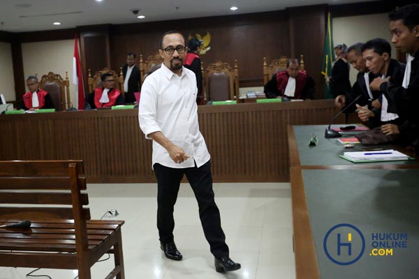 Mantan anggota Komisi V DPR, Andi Taufan Tiro usai mendengarkan pembacaan vonis Majelis Hakim Pengadilan Tipikor Jakarta, Rabu (26/4). Foto: RES