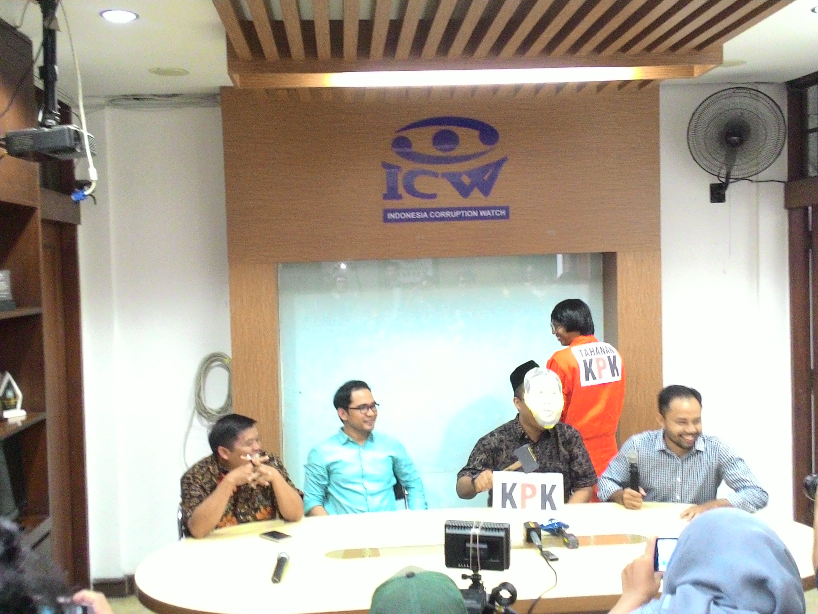 Konperensi Pers Koalisi Masyarakat Menolak Hak Angket KPK Melaporkan Fahri Hamzah ke KPK di Kantor ICW Jakarta, Rabu (3/5). Foto: RFQ