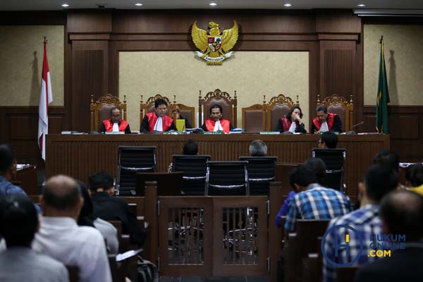 Dua terdakwa kasus korupsi KTP Elektronik (e-KTP), Irman dan Sugiharto saat menjalani sidang lanjutan di Pengadilan Tipikor Jakarta, Kamis (4/5). 