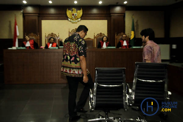 Terdakwa kasus dugaan suap proyek pengadaan alat monitoring satelit Badan Keamanan Laut (Bakamla), Muhammad Adami Okta dan Hardi Stefanus saat menjalani sidang tuntutan di Pengadilan Tipikor Jakarta, Jumat (5/5). 