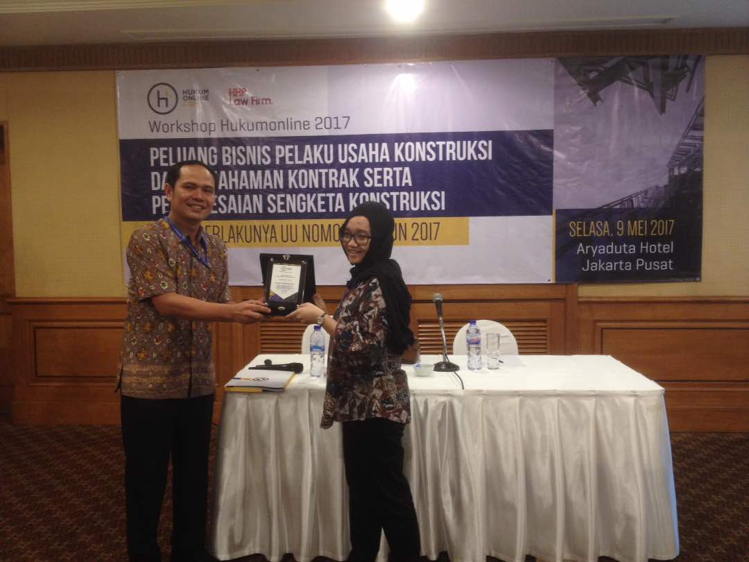 Kabag Hukum Data dan Komunikasi Publik Dirjen Bina Konstruksi Kementerian PUPR Hambali menerima plakat dari Hukumonline usai workshop di Jakarta, Selasa (9/5).  