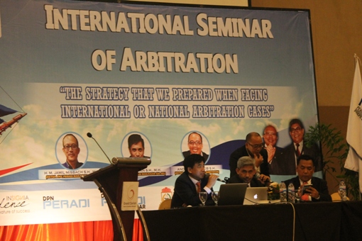 Seminar tentang arbitrase di Makassar, 5 Mei lalu. Ricardo Simanjuntak (kanan). Foto: MYS