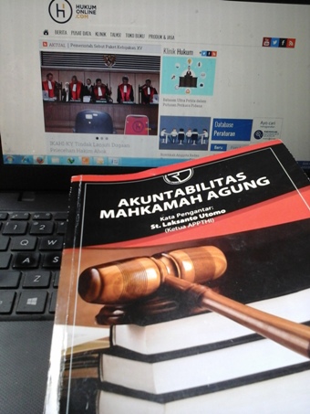 Buku 'Akuntabilitas Mahkamah Agung' yang diterbitkan APPTHI tahun 2016. Foto: MYS